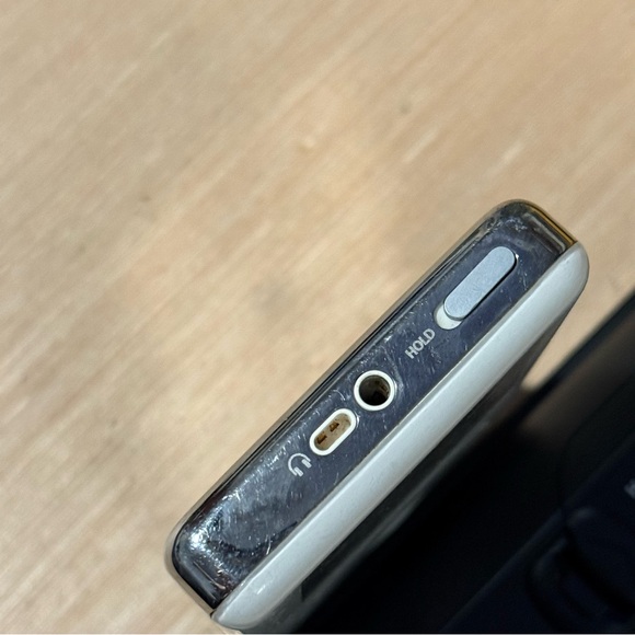 Apple iPod Classic Model-A1059 20GB BROKEN White Bad Battery “Parts/Repair” Read - Picture 5 of 10